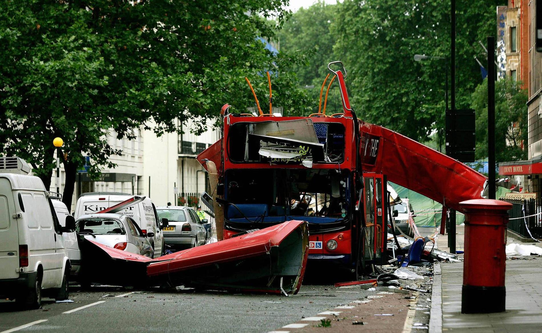 London 2005. En självmordsbombare utlöser sin sprängladdning på en dubbelsäckare.