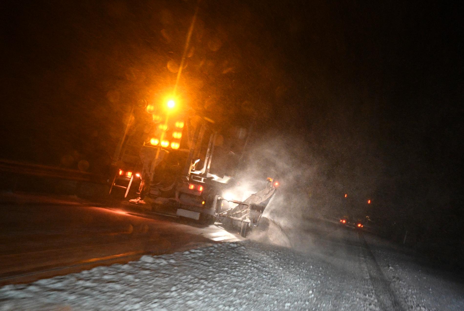 Kraftiga snöbyar kan försämra sikten på vägarna – ta det lugnt där ute. 