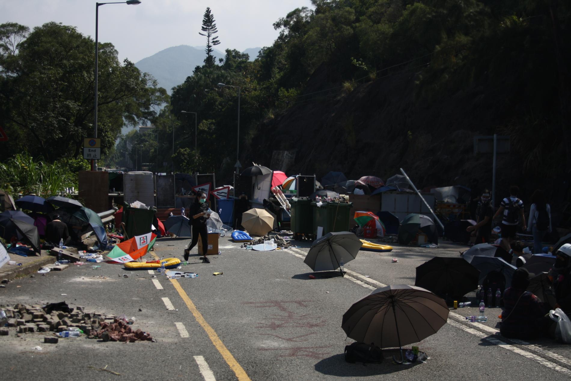 Demonstranterna i Hong Kong bygger barrikader.