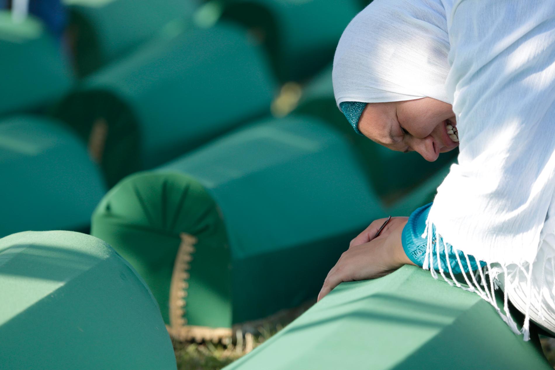 Sorg under en begravningsceremoni tidigare i år för några av offren för massakern i Srebrenica.