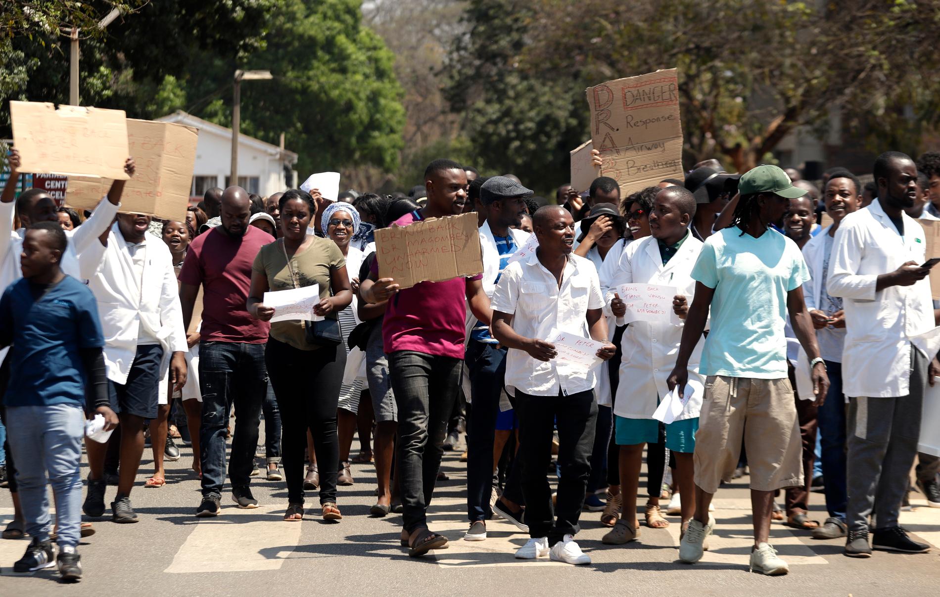 Zimbabwiska läkare och sjuksköterskor protesterar mot att ordföranden i en sjukhusläkarförening befaras ha kidnappats.