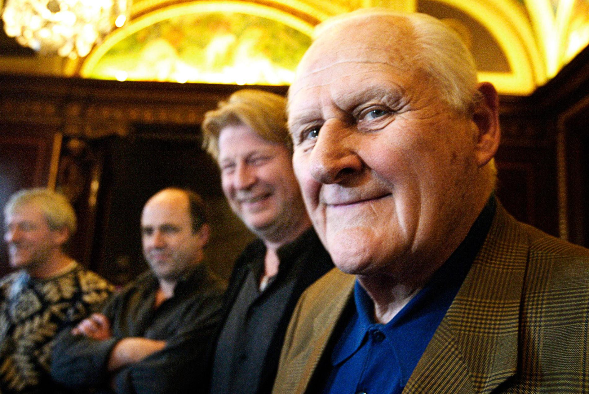 Peter Vaughan under en presskonferens i Stockholm tillsammans med bland annat Rolf Lassgård.