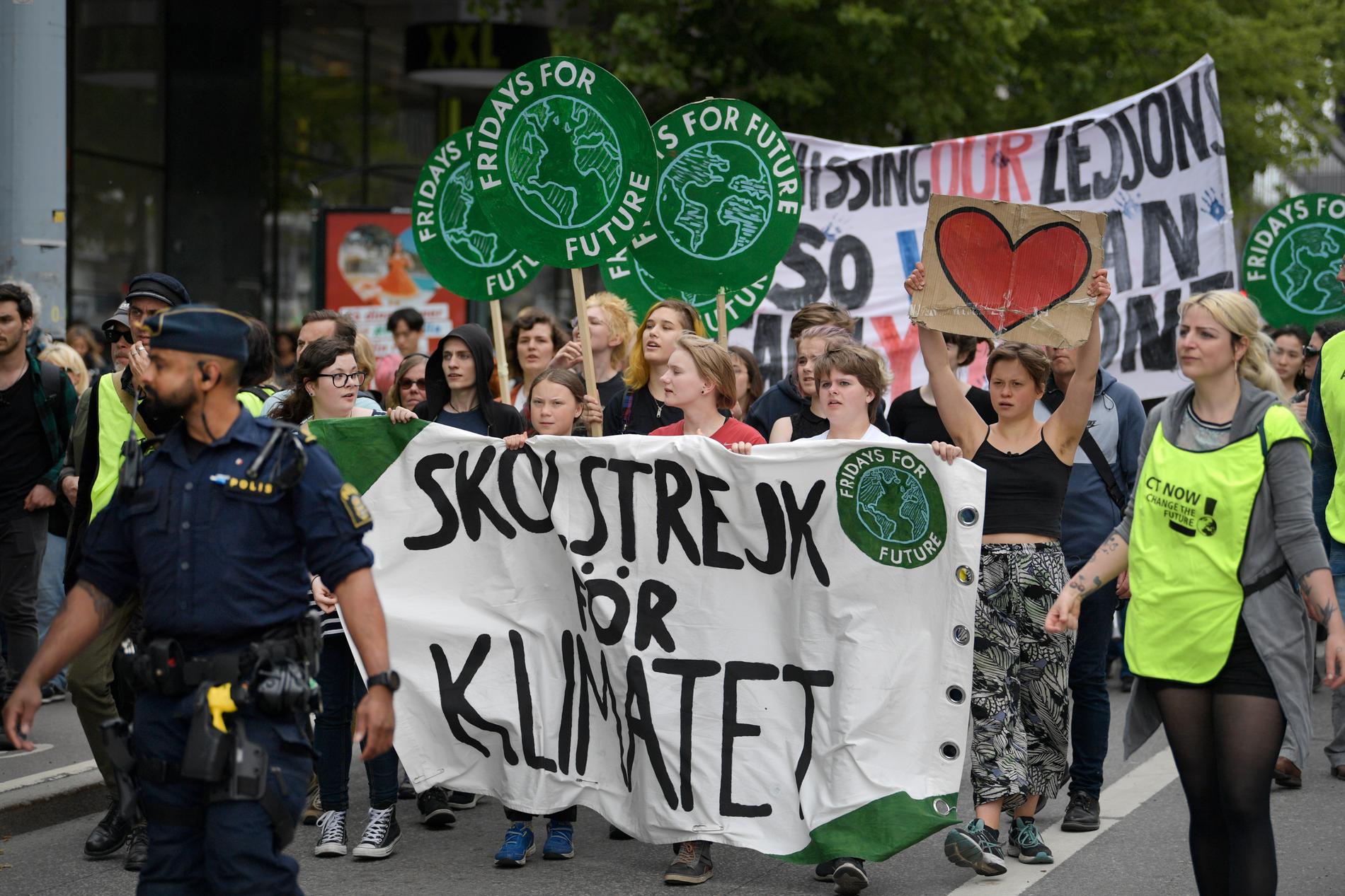 Skolungdomar marscherade från Humlegården till Kungsträdgården i Stockholm. Strejker för klimatet genomförs under fredagen runtom i Sverige och i världen.