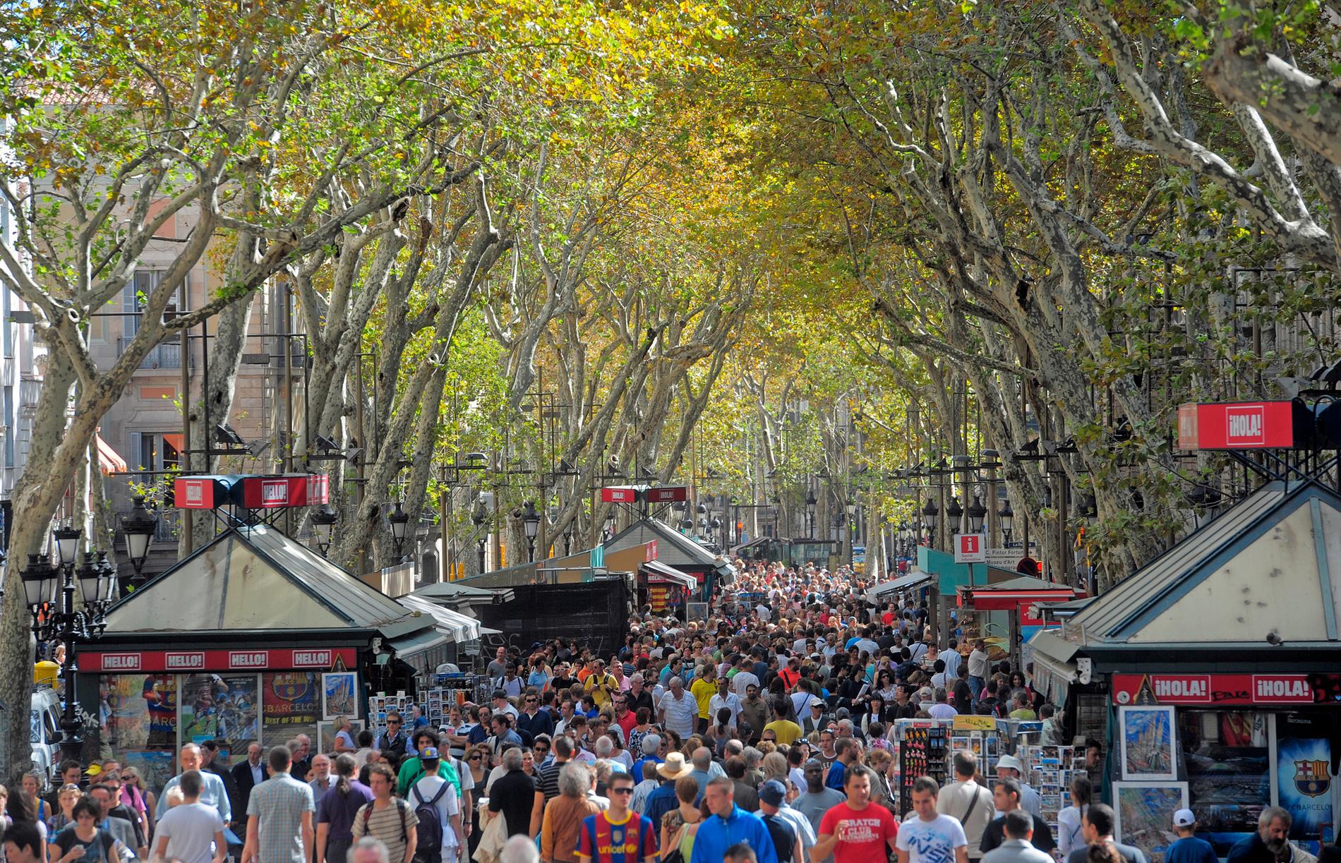 Folkmassa i centrala Barcelona, där gaturånen har ökat rejält på senare tid.