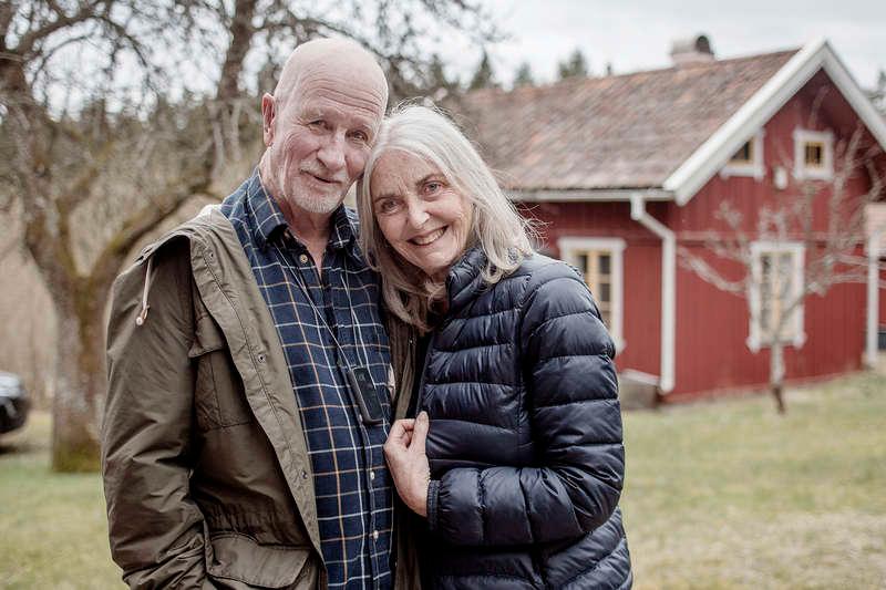 Bosse Larsson och hustrun Lisbeth på släktgården i Västerhaninge. Här ville den folkkäre tv-profilen få sin aska utspridd, men myndigheterna säger nej. ”Lagen känns otidsenligt”, säger Lisbeth Larsson.