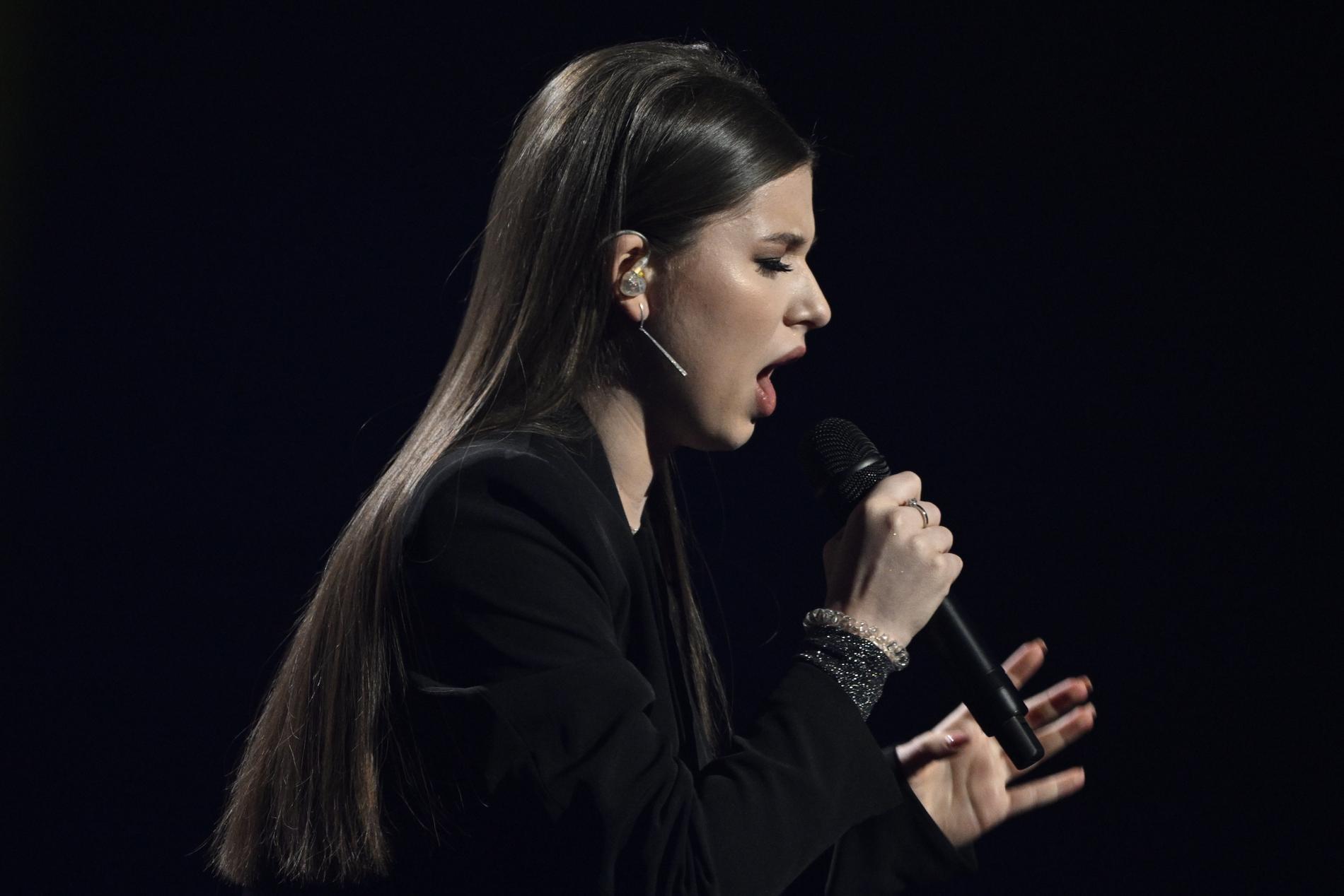 Maria Sur sjöng på ”Hela sverige skramlar” 2022.