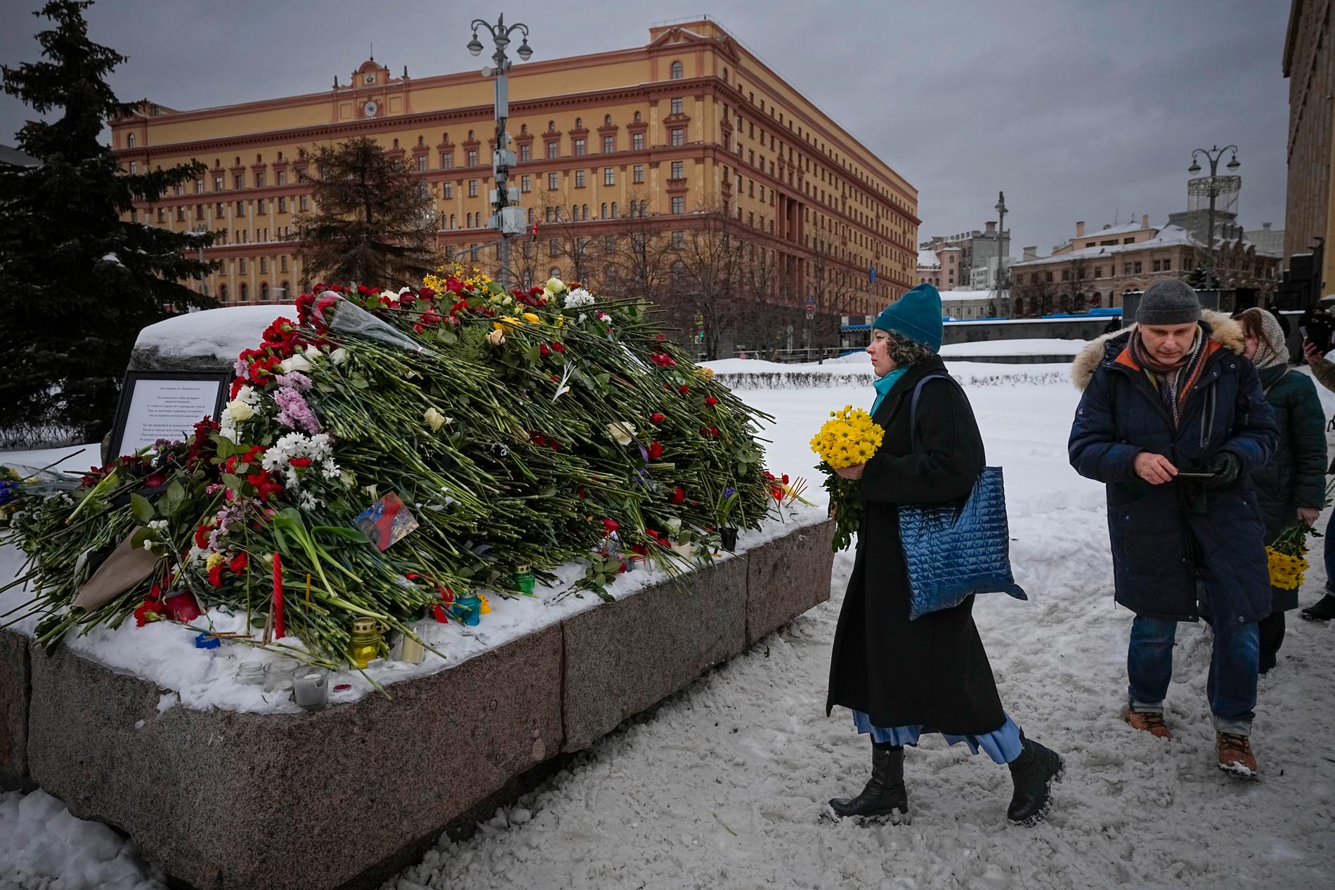 Många av dem som hedrat Aleksej Navalnyj har gripits. På bilden lägger människor blommor till hans minne i Moskva under lördagen.