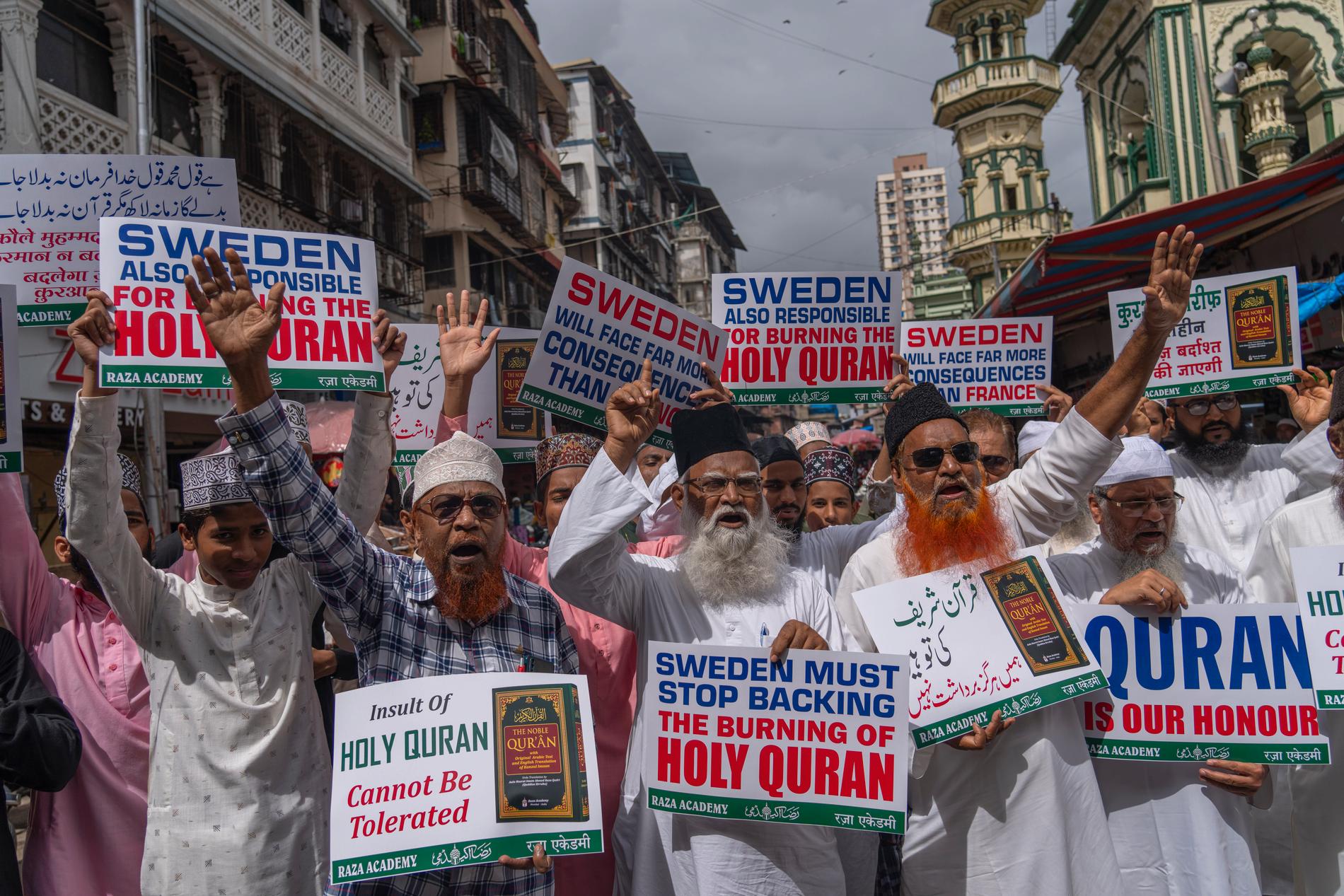 Indiska muslimer protesterar mot koranbränningen i Sverige. 