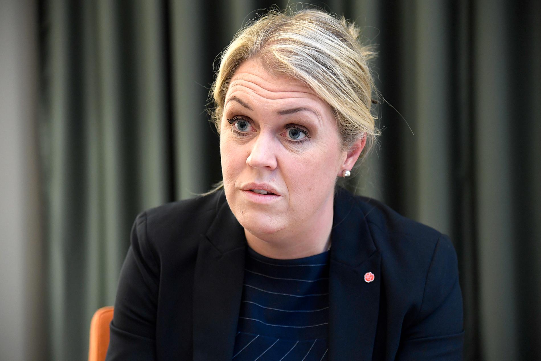 Socialminister Lena Hallengren (S) har tagit del av 200 sekunders granskning