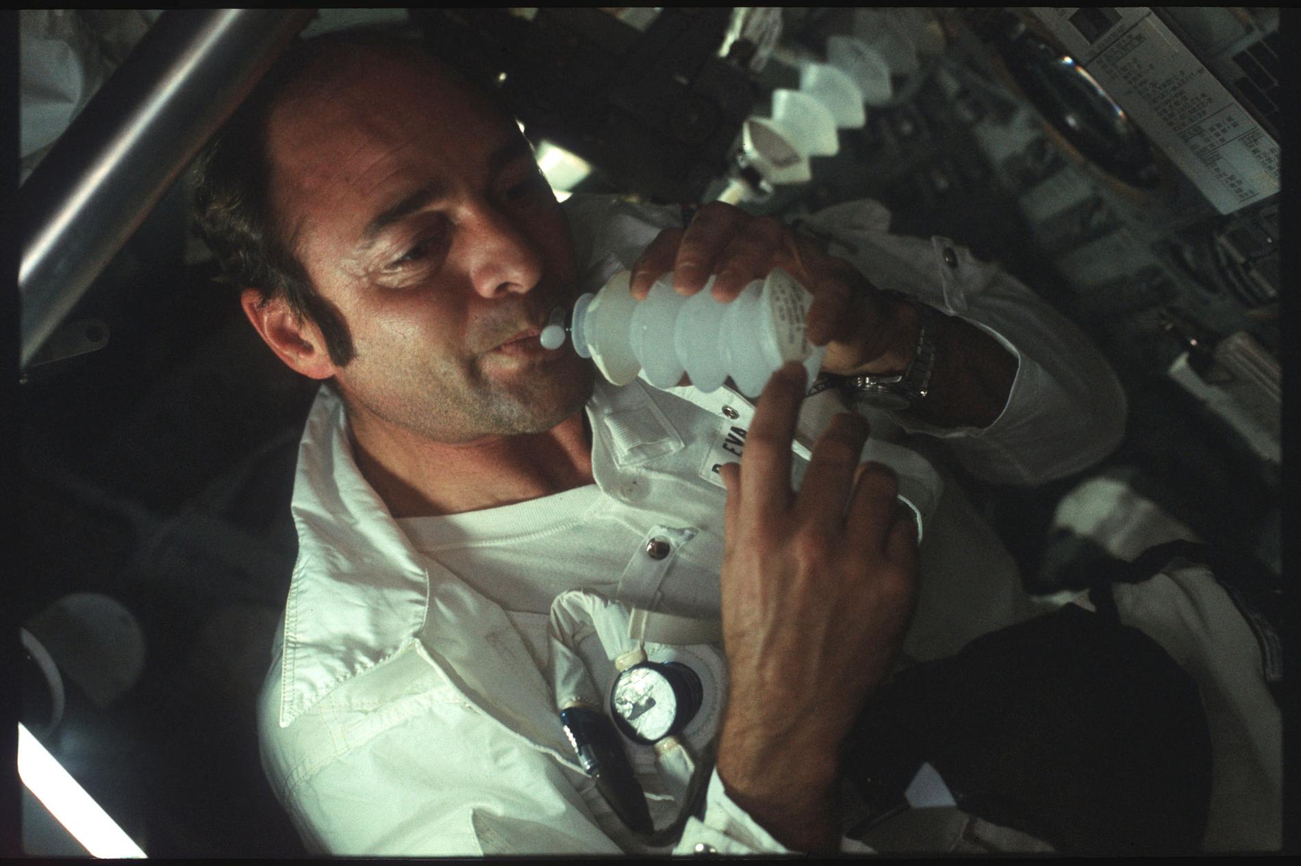 Ronald E. Evans släcker törsten ombord på Apollo 17 år 1972.
