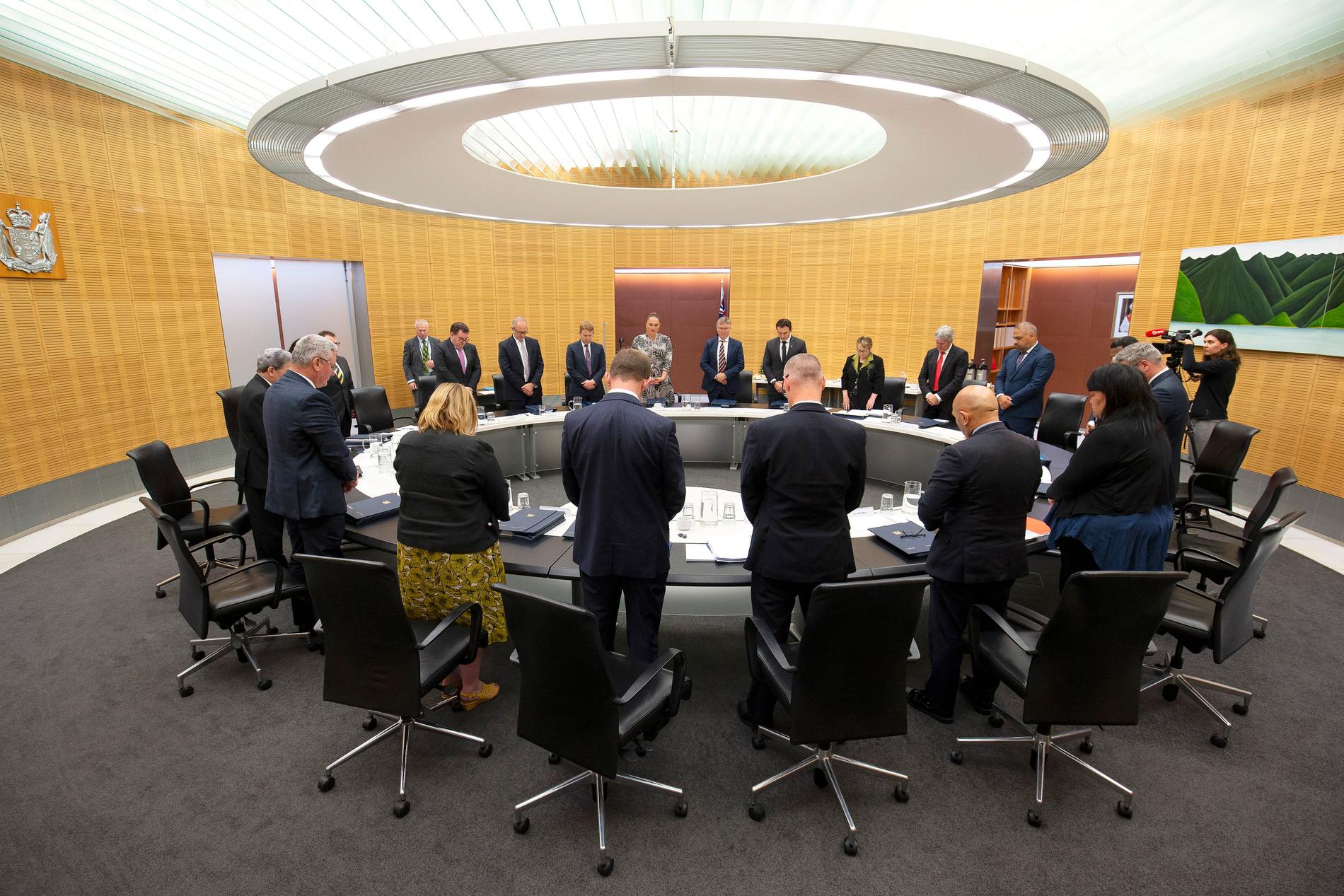 Nya Zeelands premiärminister Jacinda Ardern och hennes regering under den tysta minut som hölls i landet under måndagen till minne av offren för vulkanutbrottet på White Island.