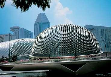 Singapores nya kulturkomplex    Esplanade   theatres on the bay    invigs på lördag med en fest som varar i veckorna tre. Hela bygget har kostat 3,5 miljarder kronor.
