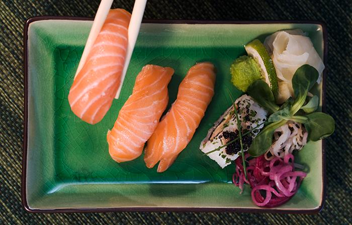 Passar till sushi. Den friska och läskande 2015 Georg Breuer Sauvage ackompanjerar sushin fint.