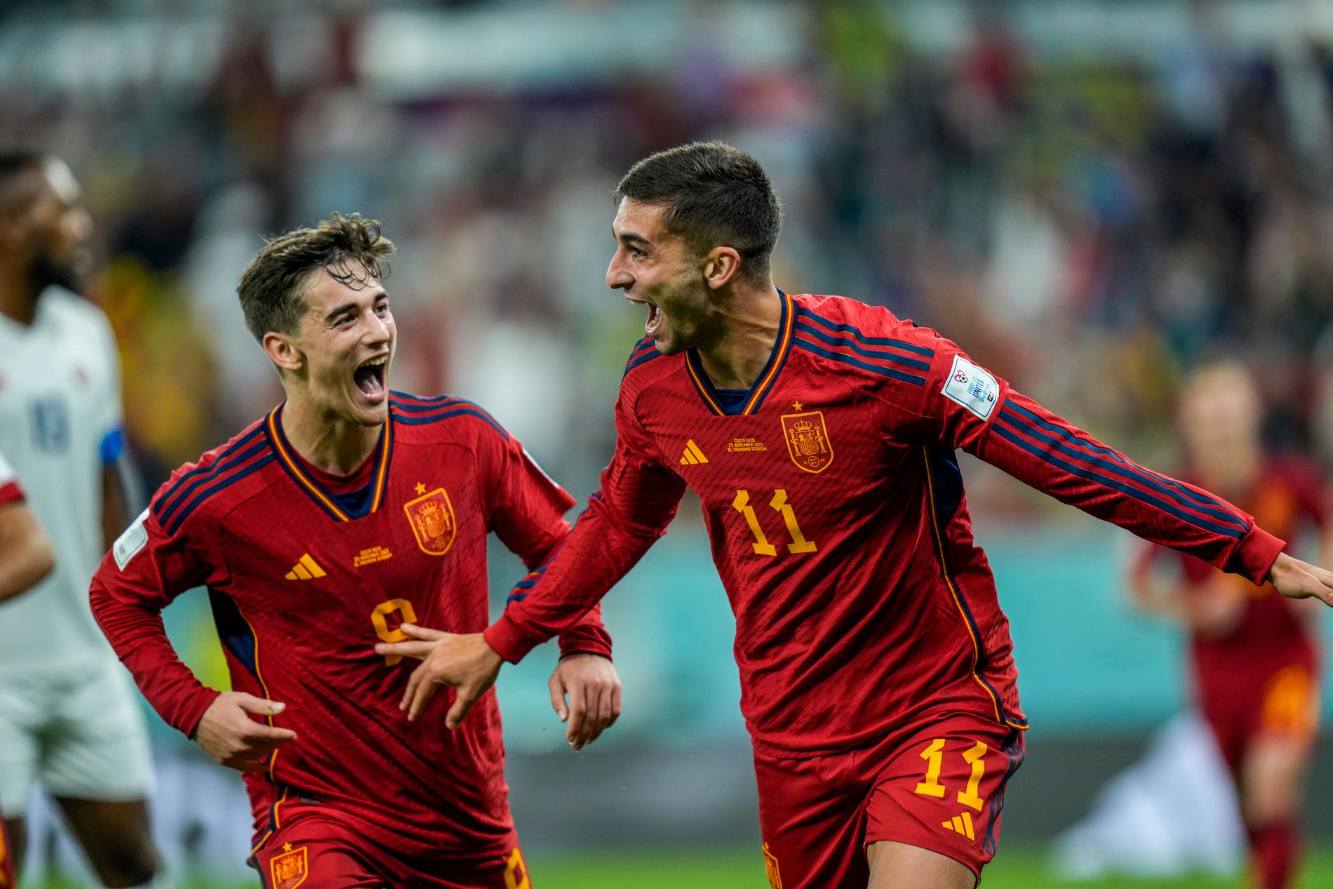 Spanien körde över Costa Rica i VM-premiären.