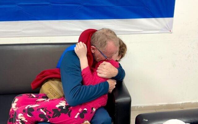 Pappan Thomas Hand kramar om sin dotter. 