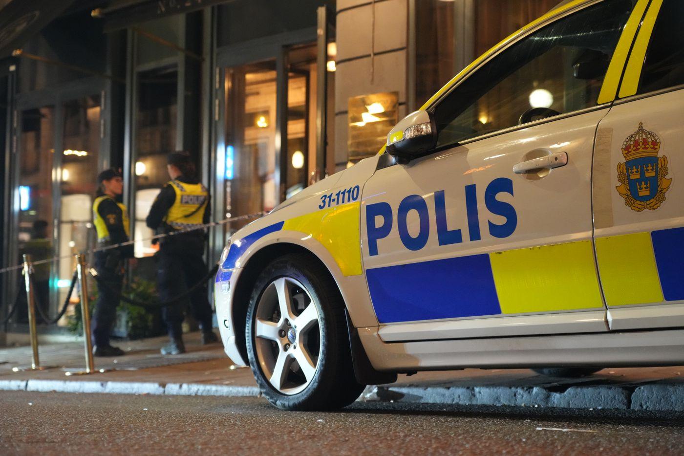 Poliser utanför krogen Nosh and Chow på Norrlandsgatan i Stockholm natten mot lördagen den 9 oktober.
