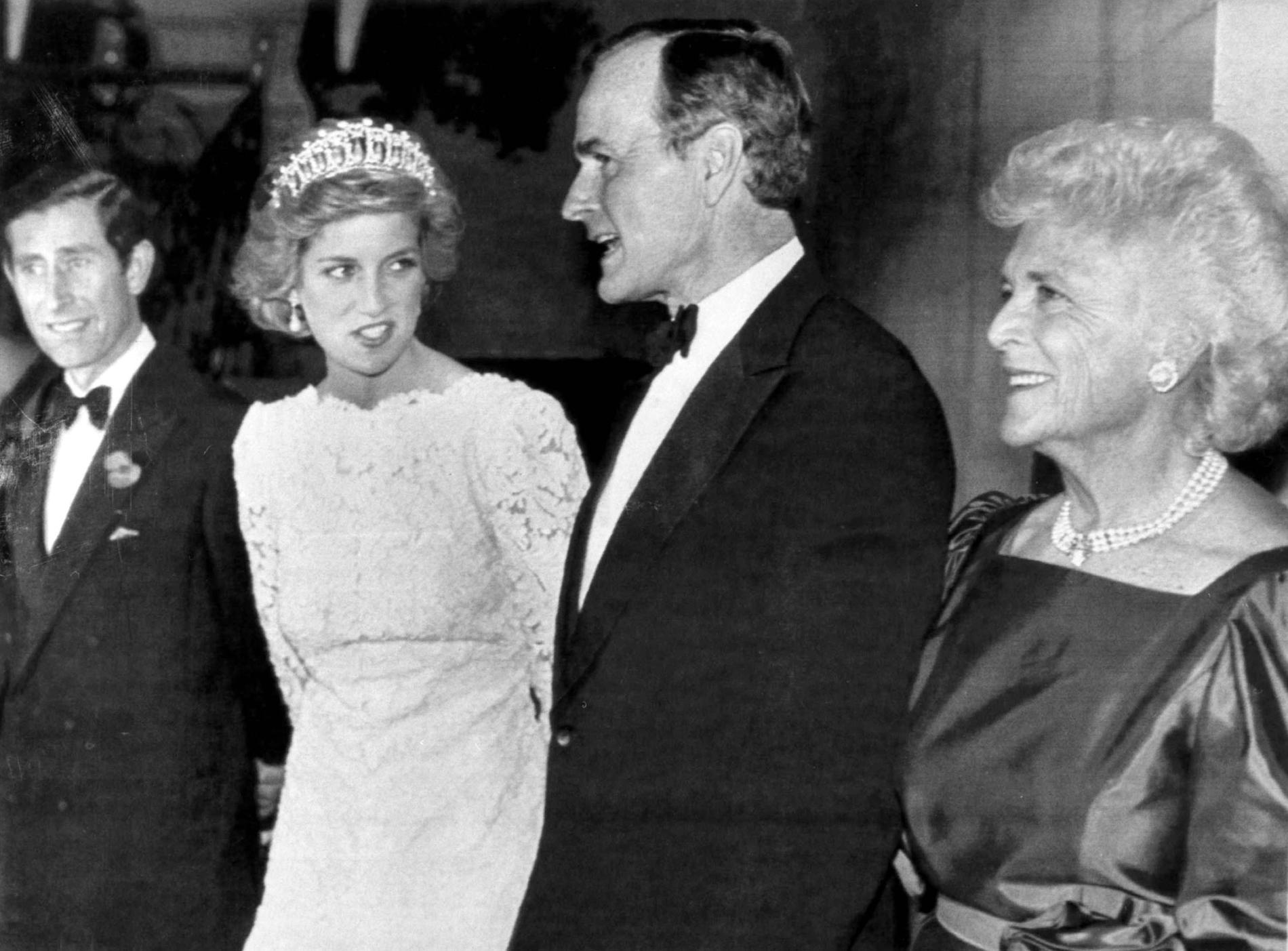 Makarna Bush tillsammans med prins Charles och prinsessan Diana 1985.