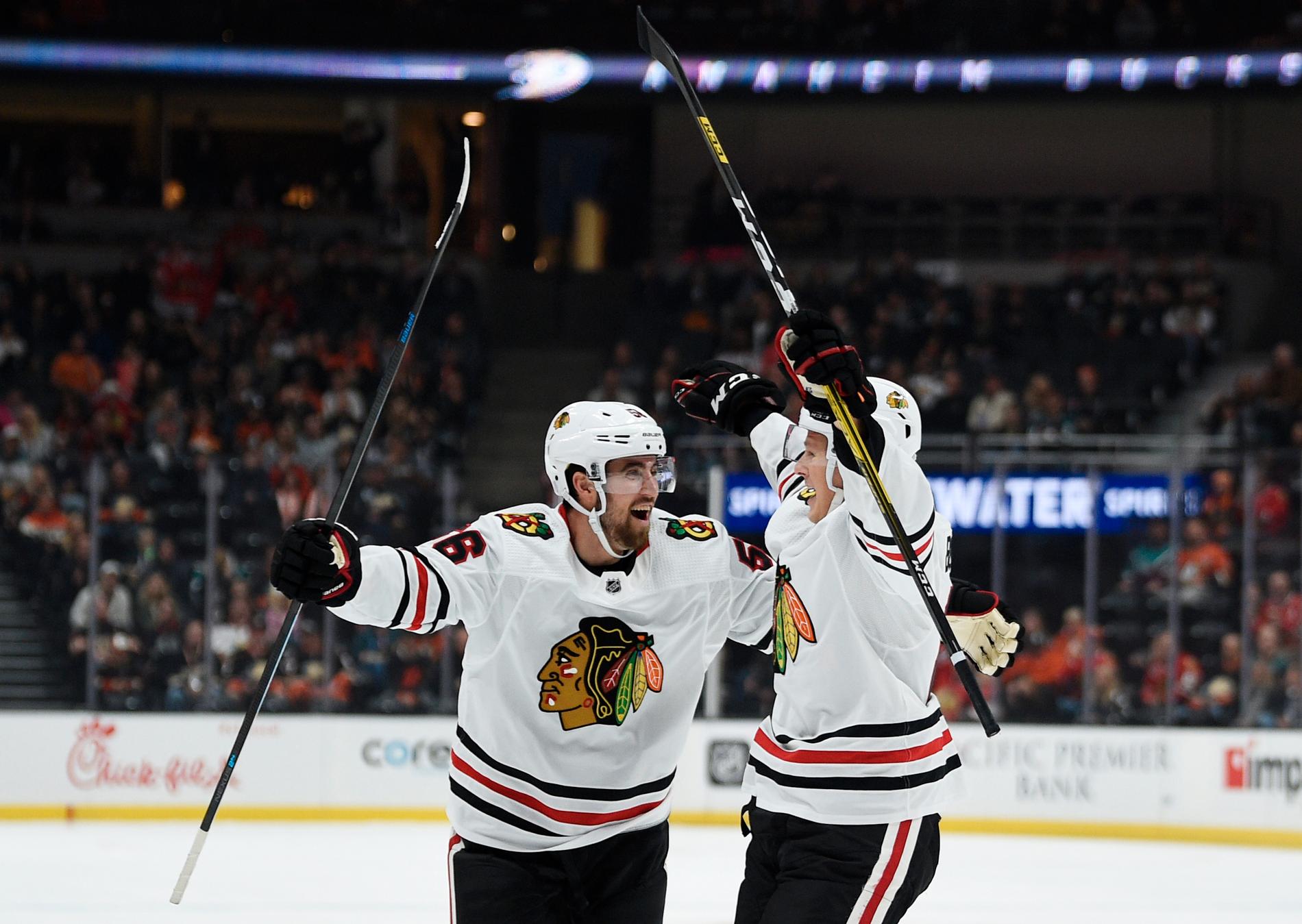 Chicagos Adam Boqvist, firar första NHL-målet med Erik Gustafsson.