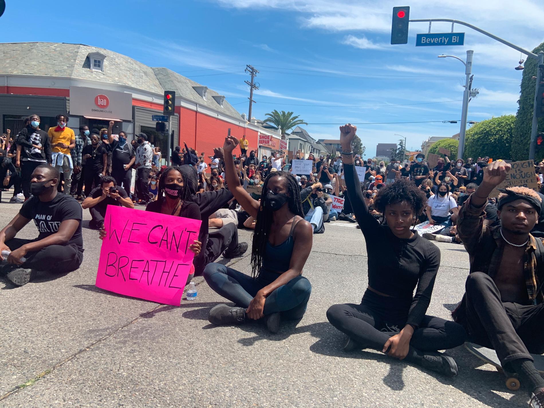 Demonstranter blockerar Beverly Boulevard i Los Angeles.