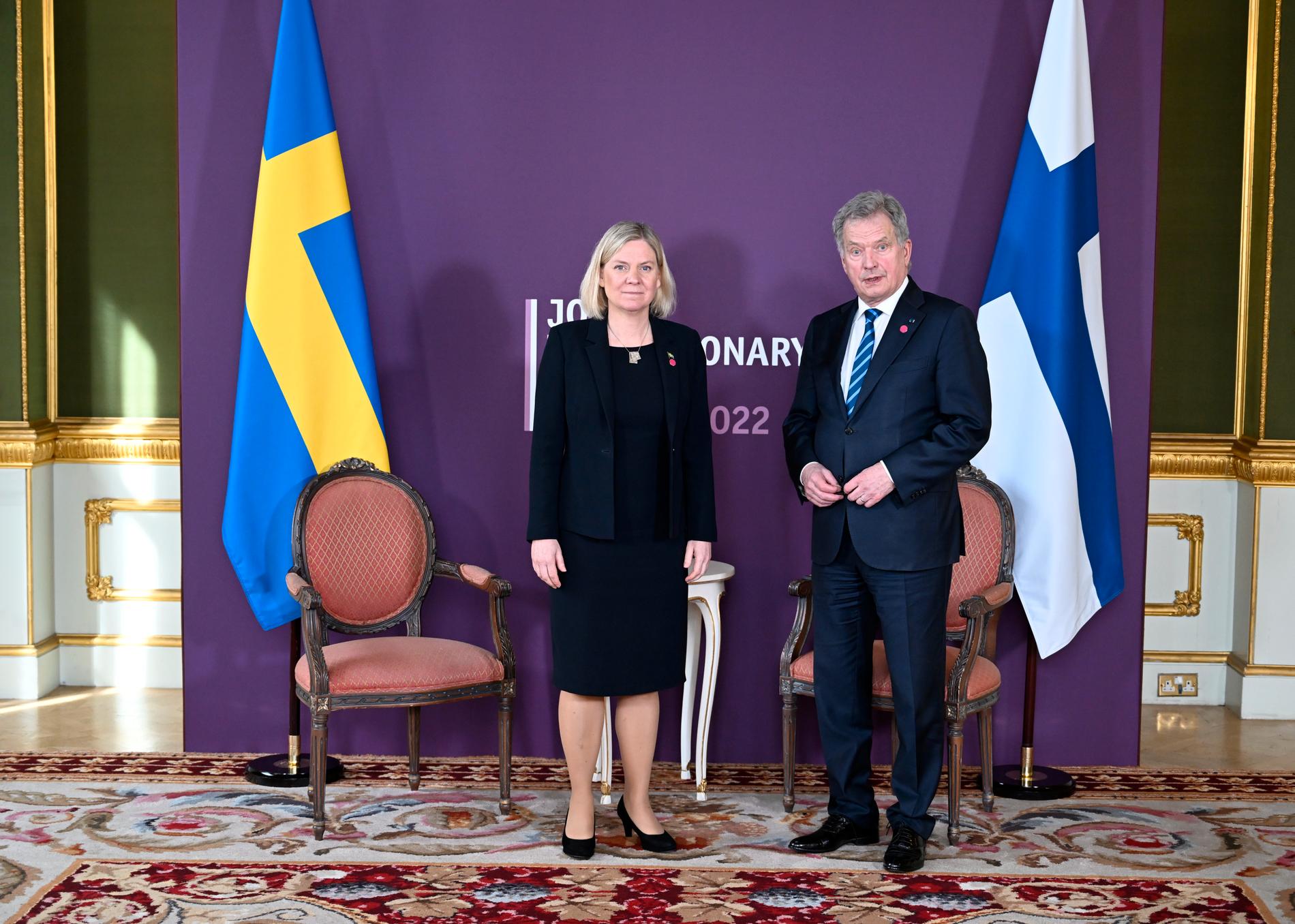 Sveriges statsminister Magdalena Andersson och Finlands president Sauli Niinistö vid ett besök i London. Arkivbild.