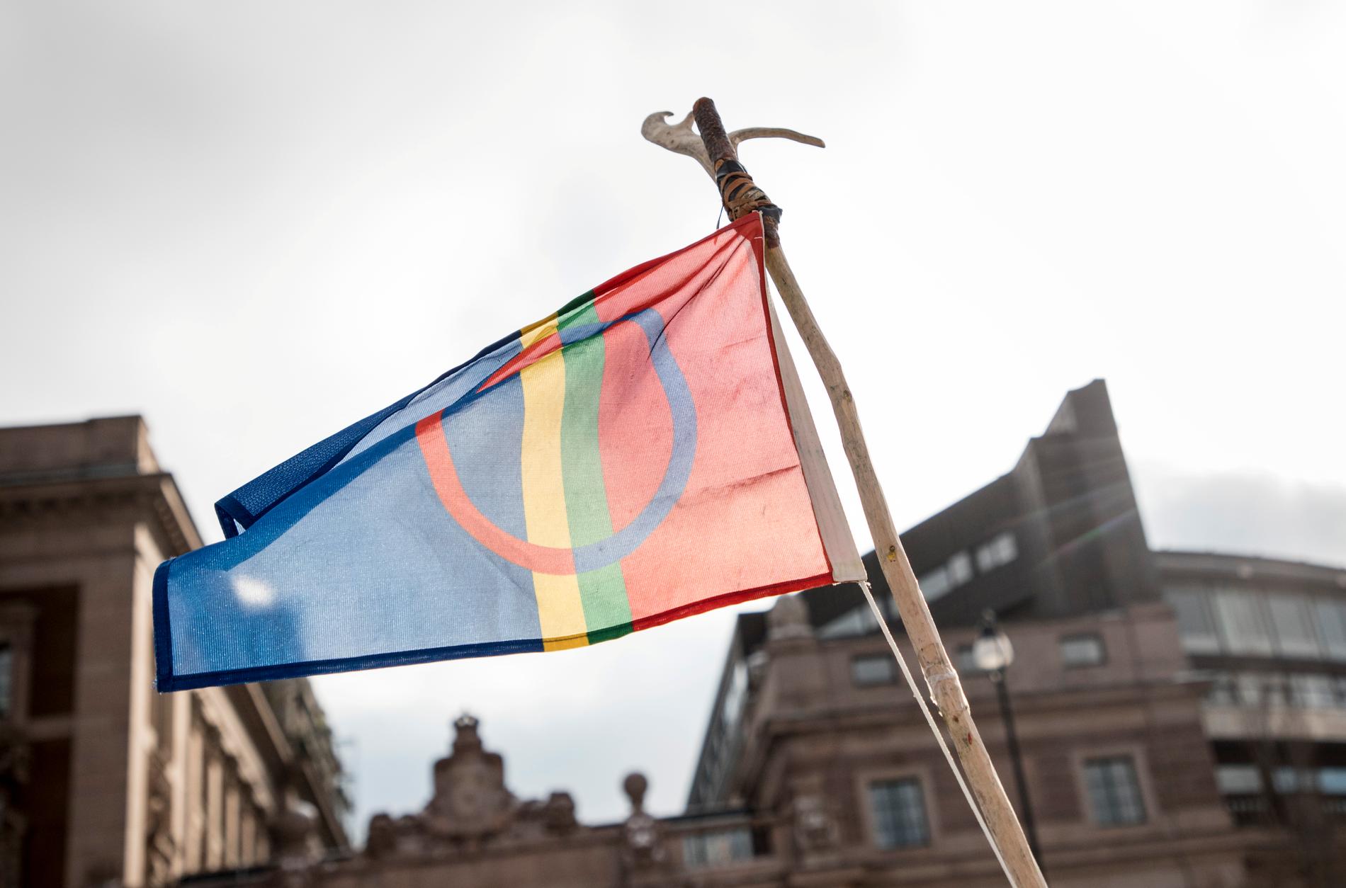 Den samiska flaggan framför Sveriges riksdag. Arkivbild.