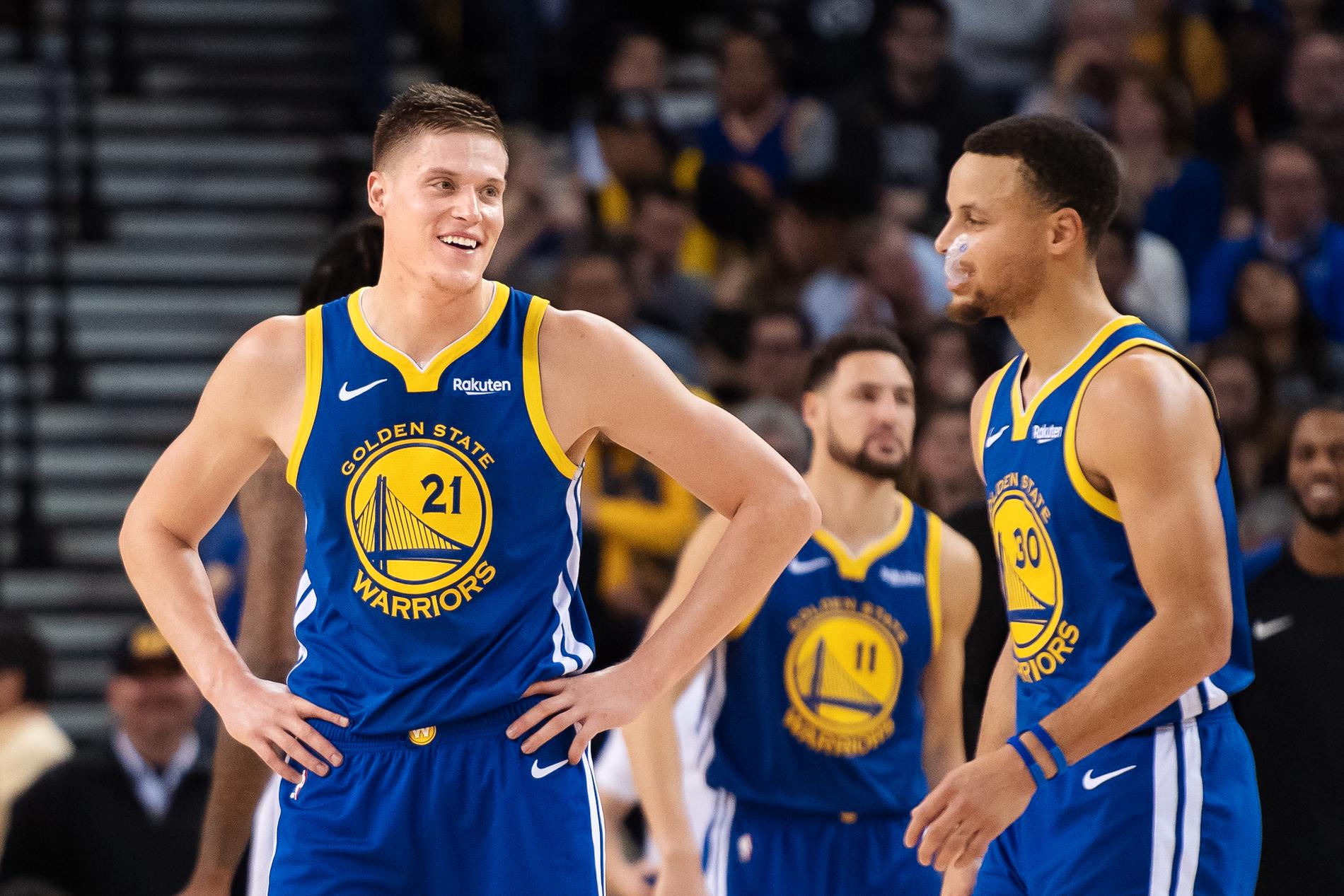 Jonas Jerebko tillsammans med Stephen Curry i Golden State Warriors 2018.