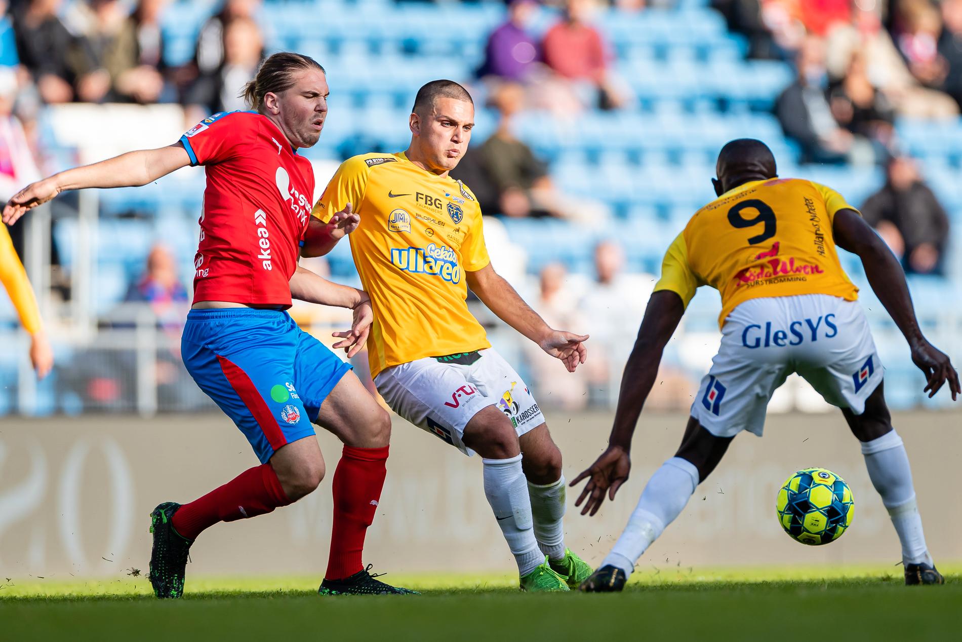 Helsingborgs Charlie Weberg och Falkenbergs Edi Sylisufaj kämpar om bollen i en krampaktig allsvensk match som slutade 1–1.