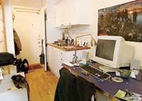 FÖRE - Före omgörningen gav rummet ett rörigt intryck samtidigt som Levan fick laga mat, sova och arbeta vid datorn i en för liten zon.
