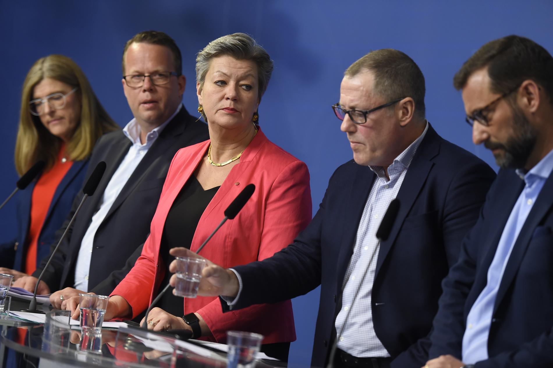 Avsiktsförklaringen om etableringsjobb är träffad mellan regeringen, LO, Unionen och Svenskt näringsliv. I mitten arbetsmarknadsmarknadsminister Ylva Johansson (S).