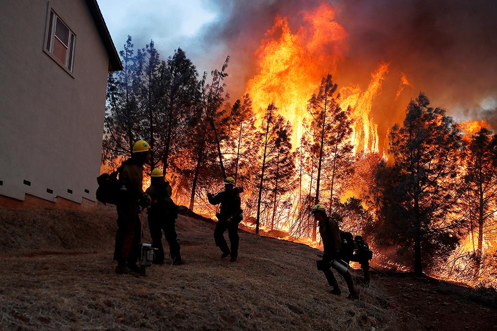 Två enorma skogsbränder härjar i Kalifornien.