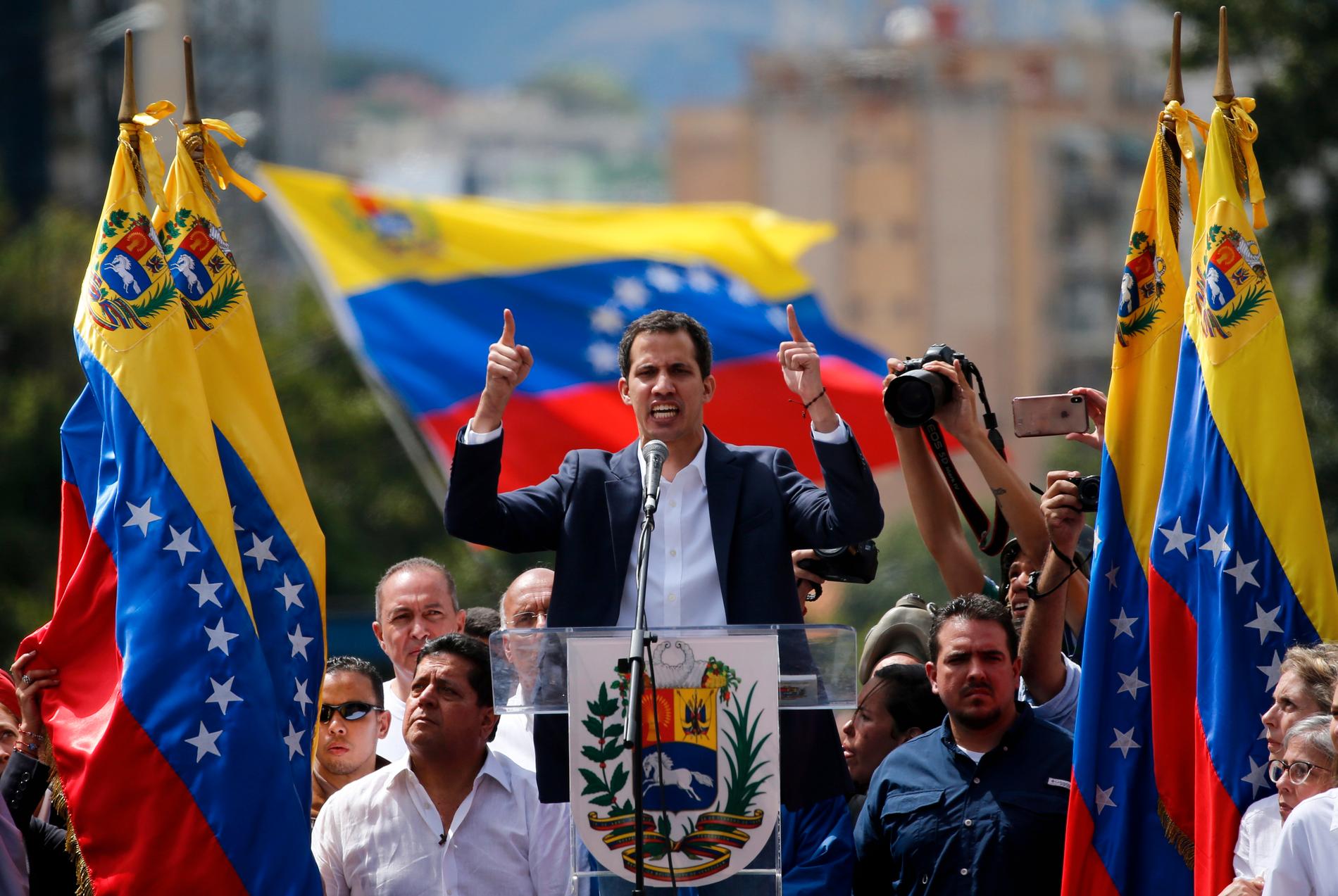 Oppositionspolitikern Juan Guaidó har utropat sig själv till tillfällig president i Venezuela.