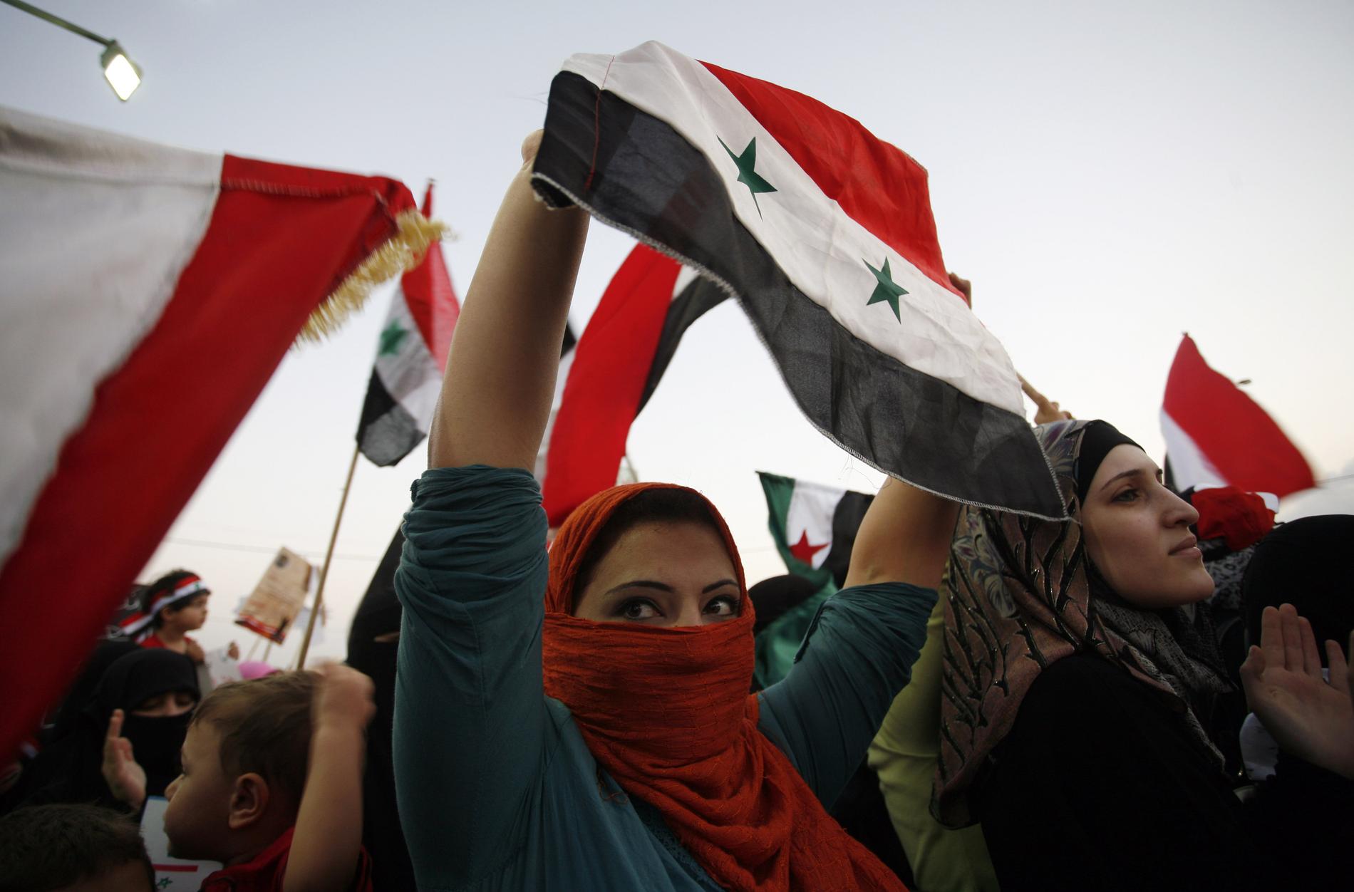 Syriska kvinnor protesterar mot Assadregimen, som anklagas för att ha torterat och dödat även kvinnor.