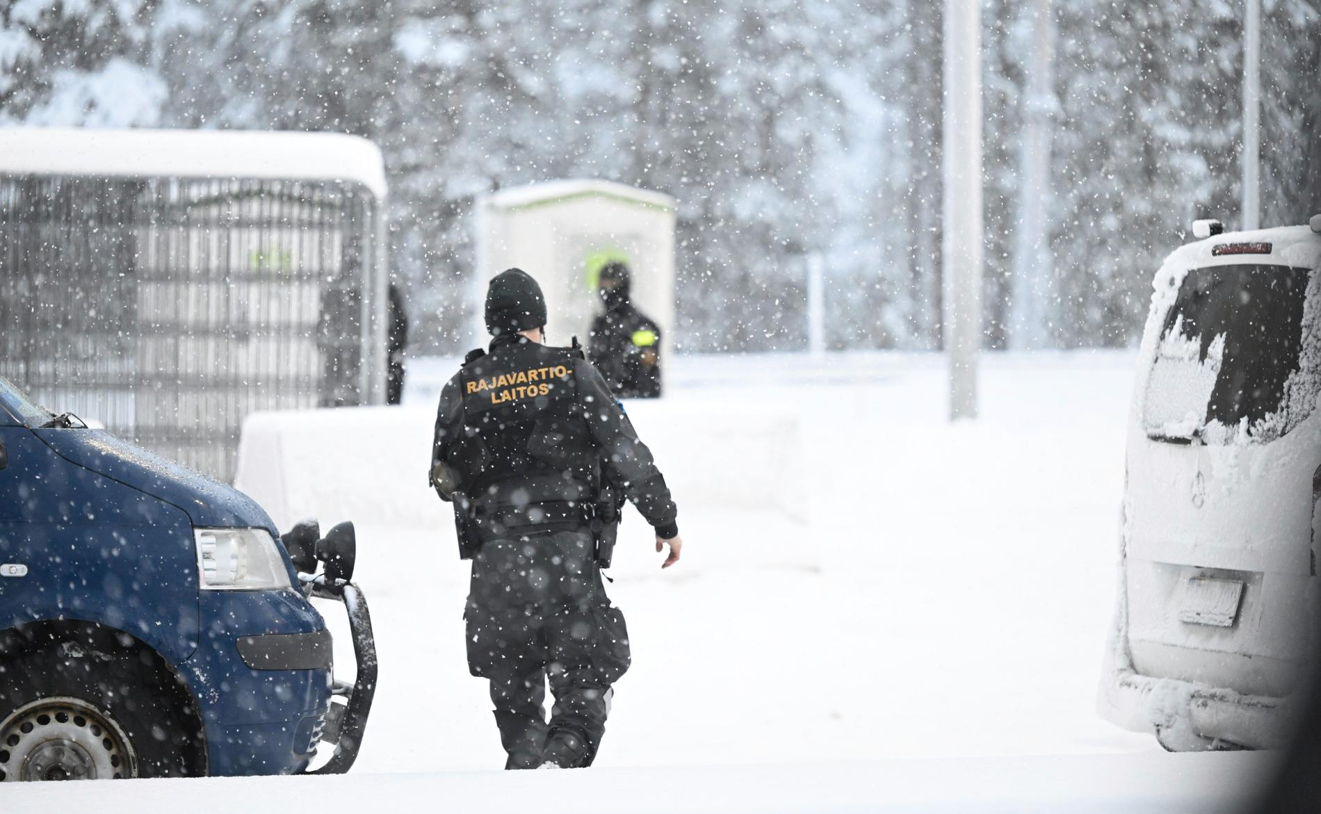 Finsk gränsvakt vid gränsen till Ryssland.