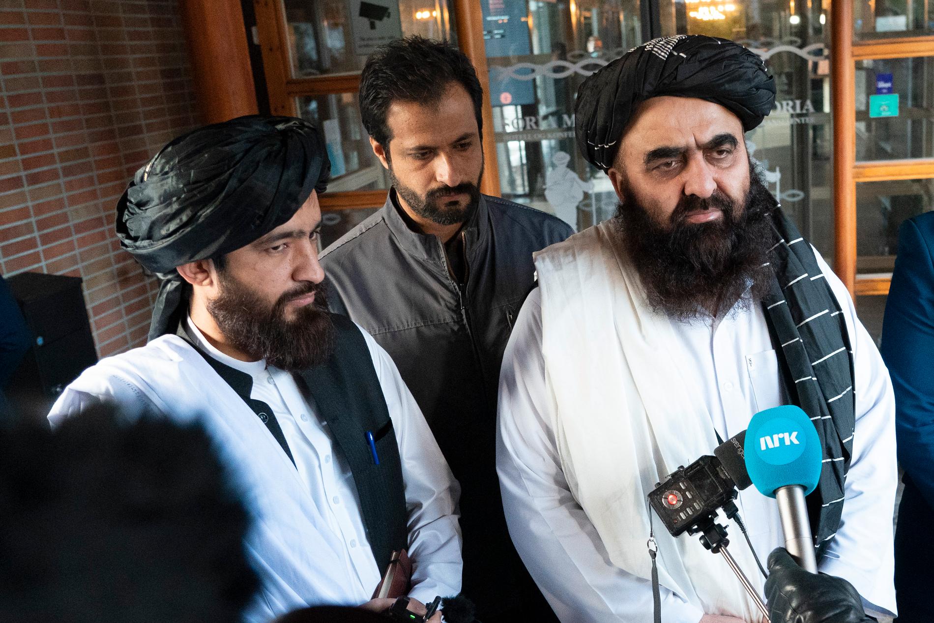 Talibanerna Anas Haqqani och Amir Khan Muttaqi svarade på frågor under en paus i mötet i Oslo på måndagen.