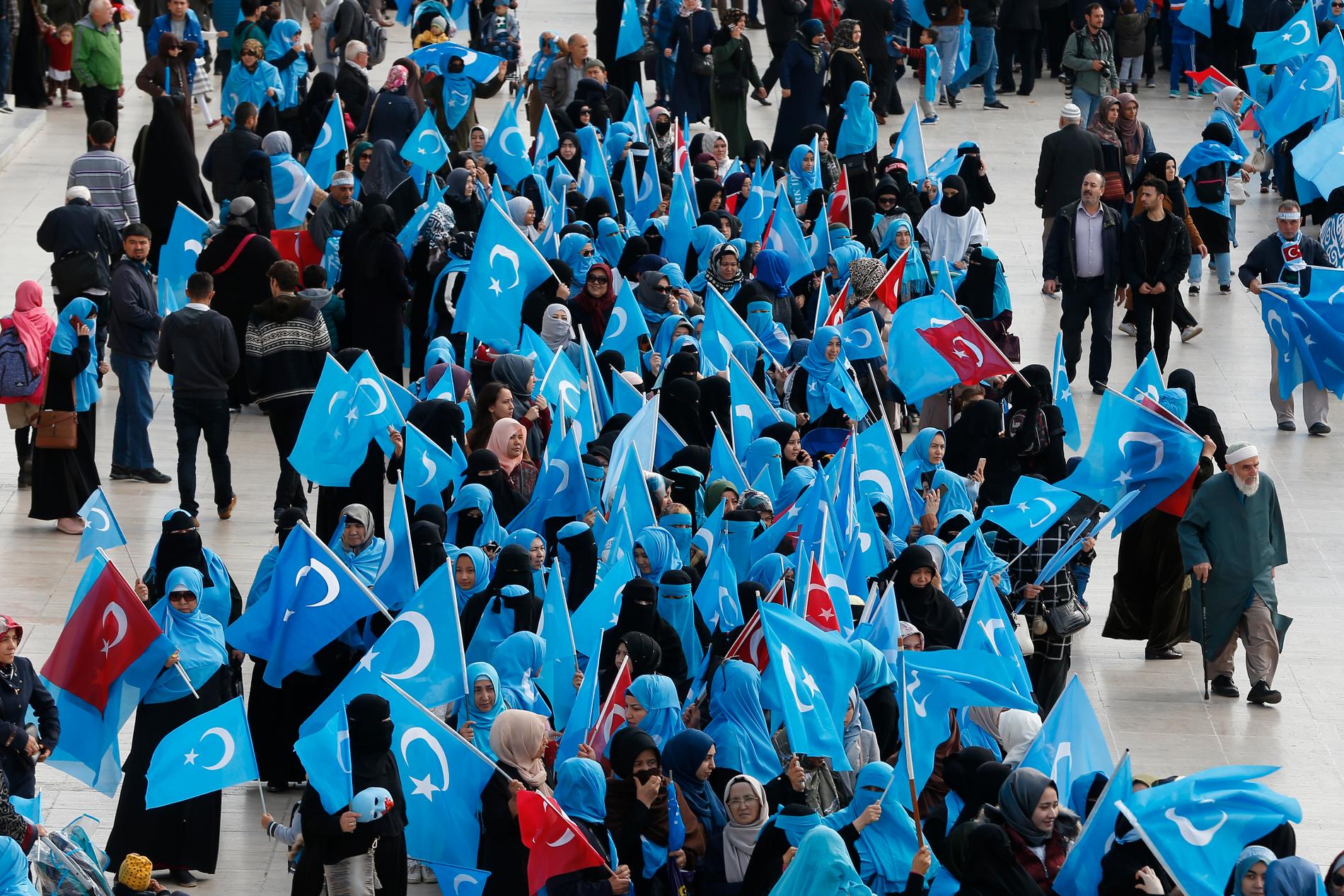 Uigurer under en protest i Turkiet förra året. Arkivbild.