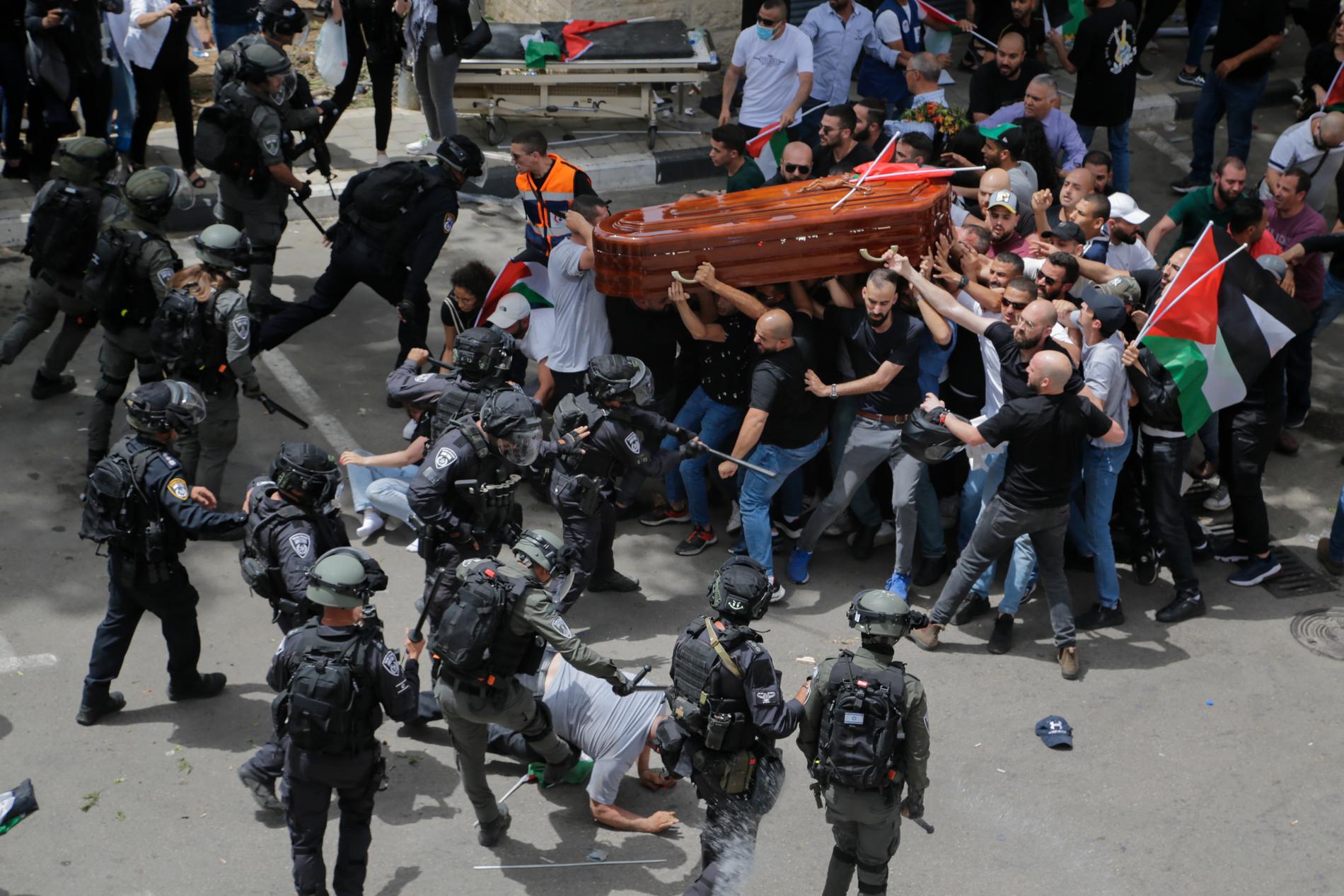 Sammandrabbning mellan israelisk polis och demonstranter i samband med begravningen.