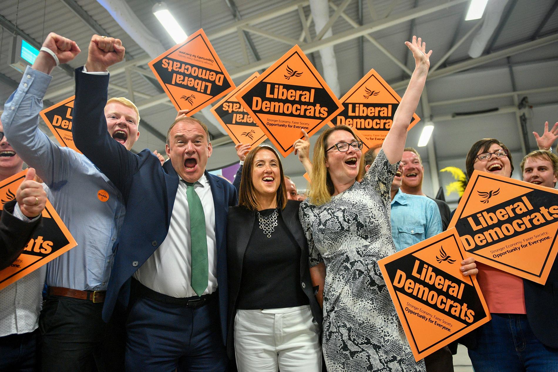 Liberaldemokraternas Jane Dodds, i mitten, firar segern tillsammans med partianhängare.