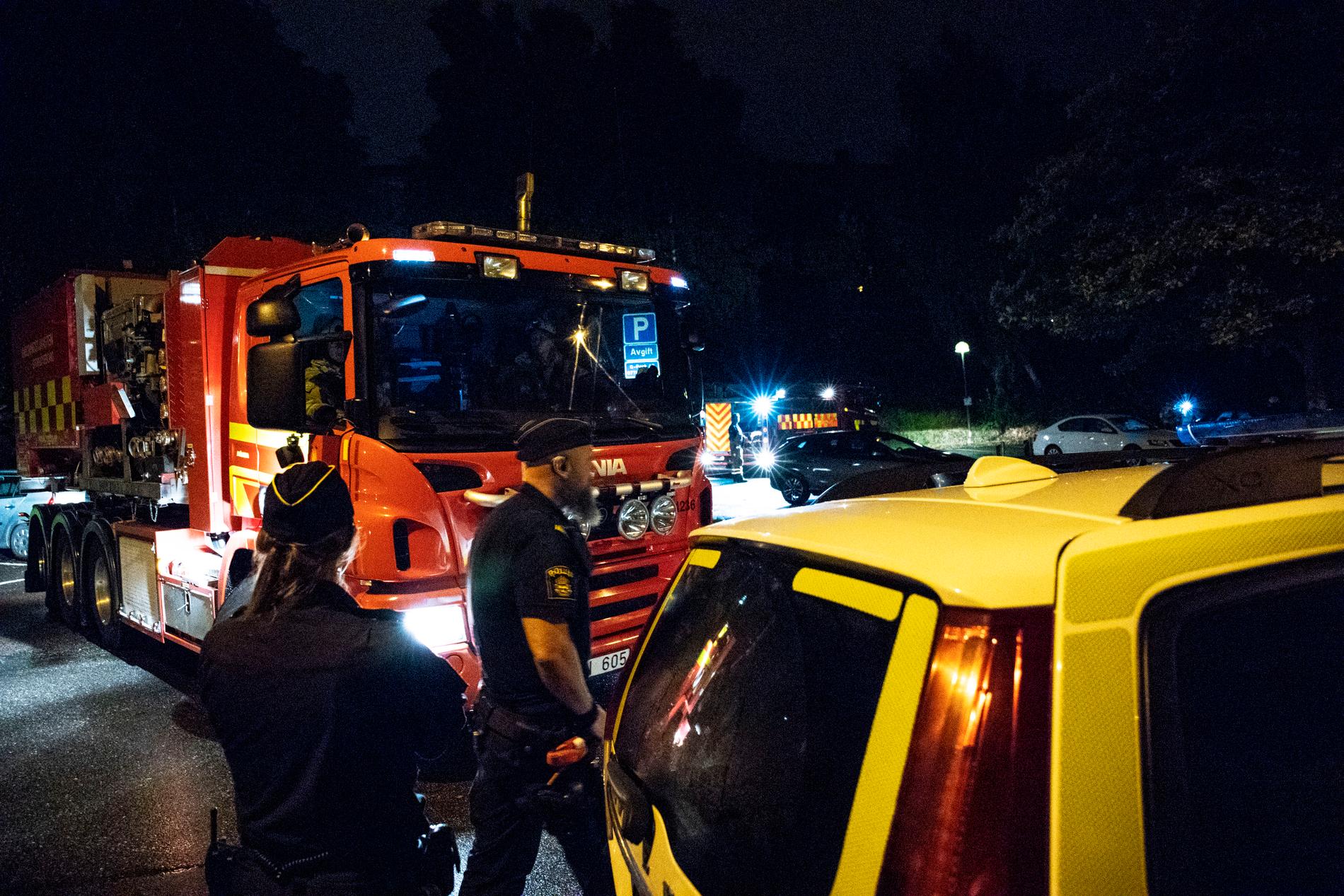 Polis och brandkår på plats i Västra Frölunda natten till onsdag.