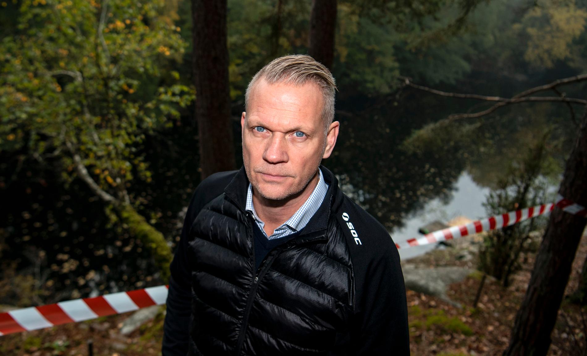 Bo Lundqvist, chef för polisens kalla fall-grupp i region Syd, vid ett stenbrott söder om Immeln i samband med dykningar i oktober efter en försvunnen person. Arkivbild.