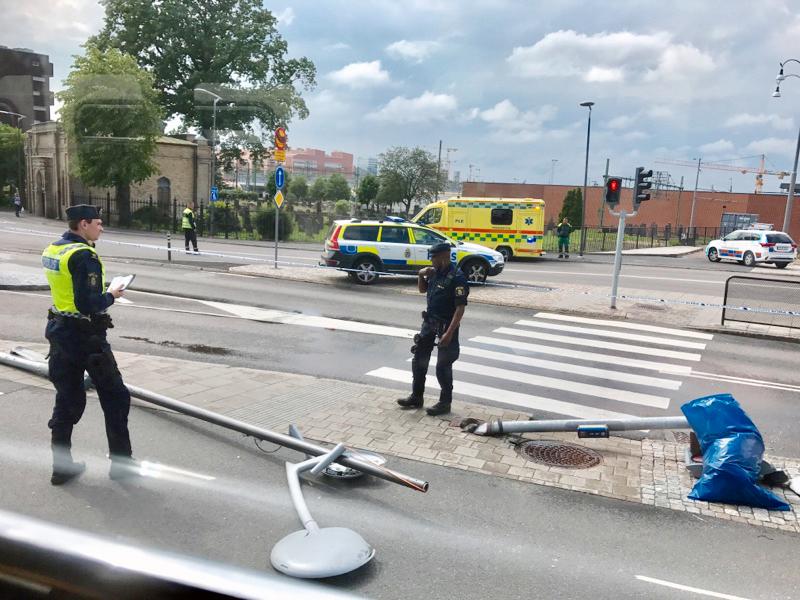 En lastbil körde på en lyktstolpe vid Stampen i Göteborg på tisdagen.