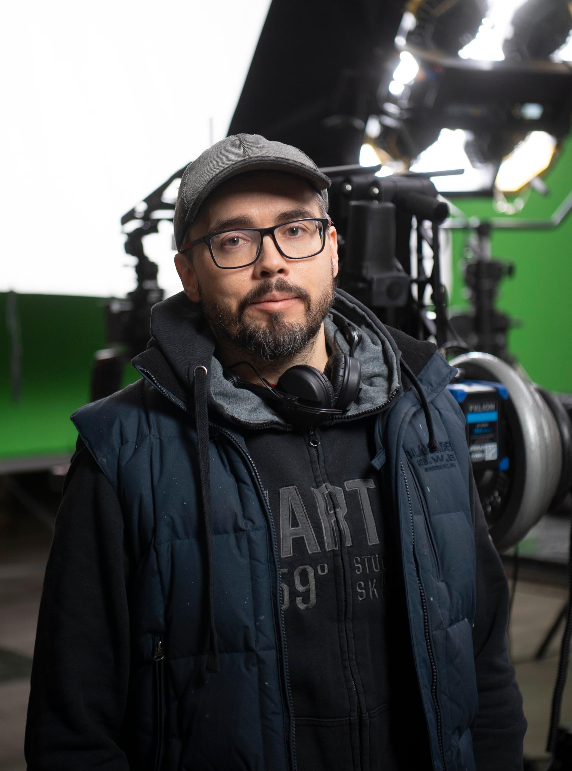 Regissör Tord Danielsson gillar att skapa verklighetsflykt. Han har tidigare regisserat science fiction-kalendern "Jakten på tidskristallen" från 2017.