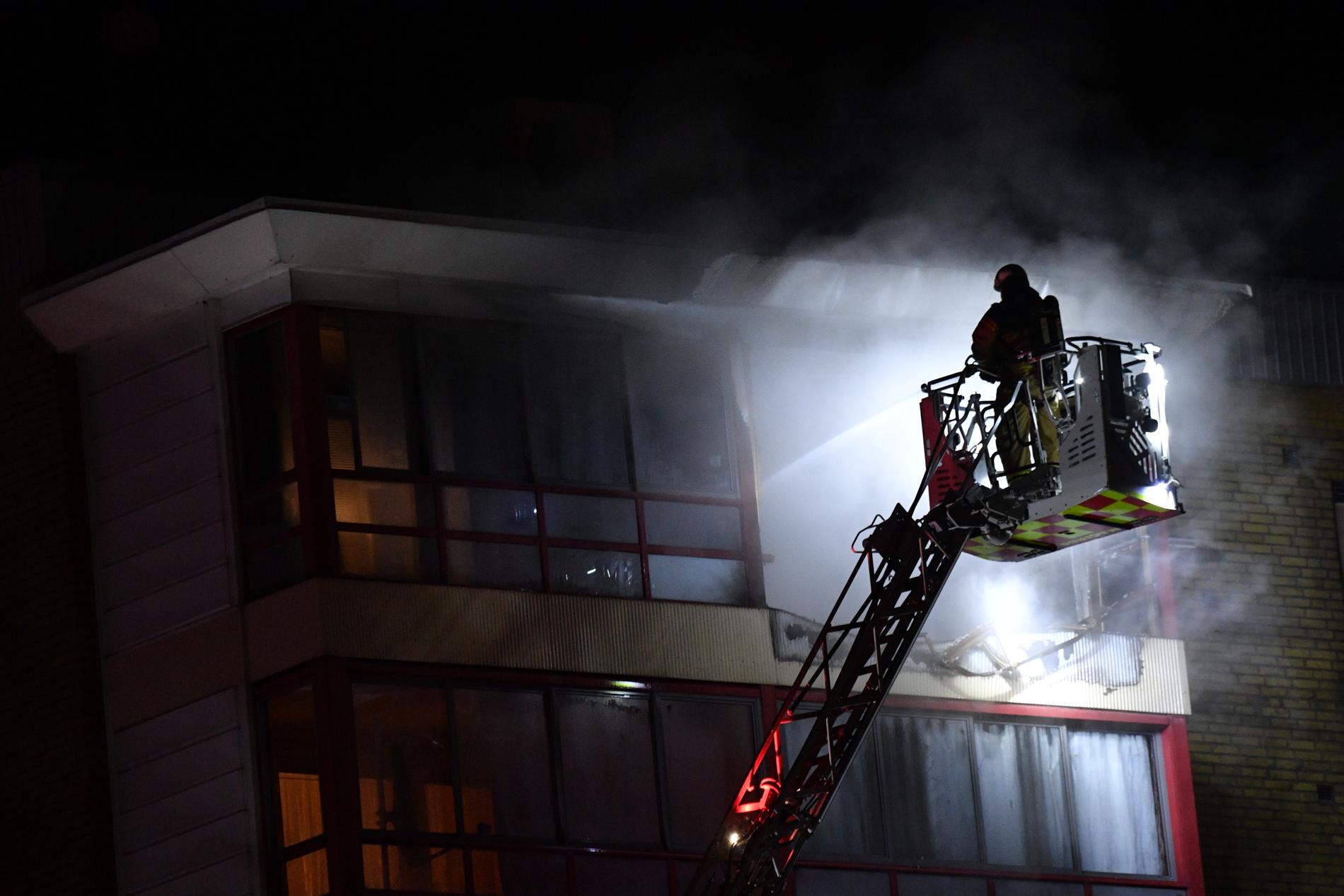 En brand har brutit ut i en flerfamiljsfastighet i Arlöv utanför Malmö.