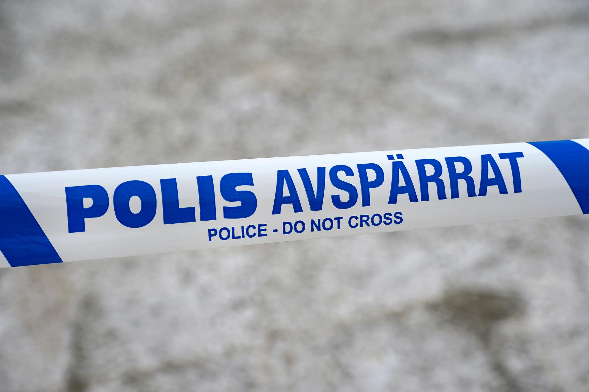Polisen har spärrat av ett område i centrala Bromölla där en misstänkt skottlossning ägt rum. Arkivbild.