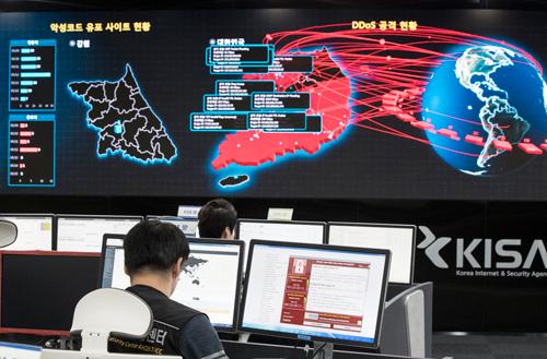 Anställda vid ett sydkoreanskt it-säkerhetsorgan analyserar en cyberattack som misstänks komma från Nordkorea. Arkivbild.
