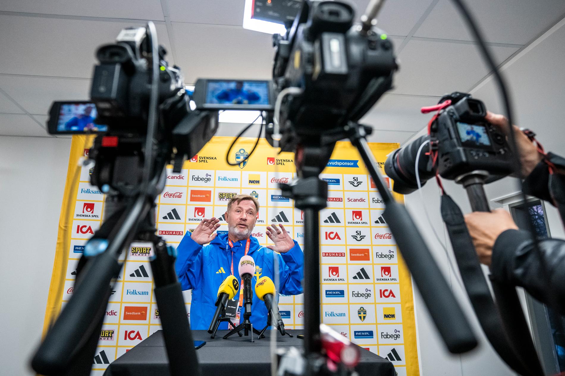 Förbundskapten Peter Gerhardsson vill inte avslöja vem som står i Sveriges VM-premiär.