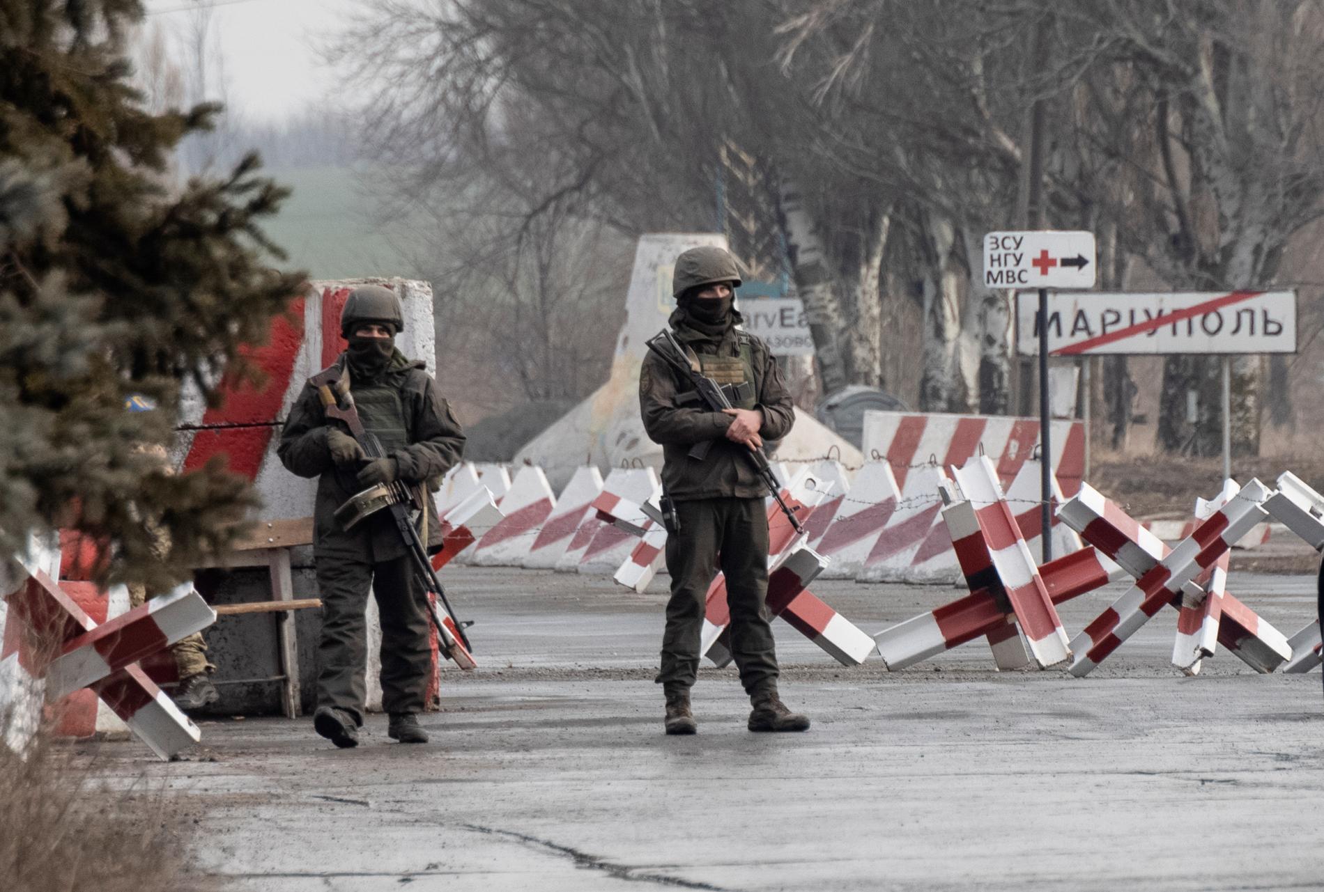 Ukrainska soldater vid en gränskontroll i Donetsk, Ukraina.