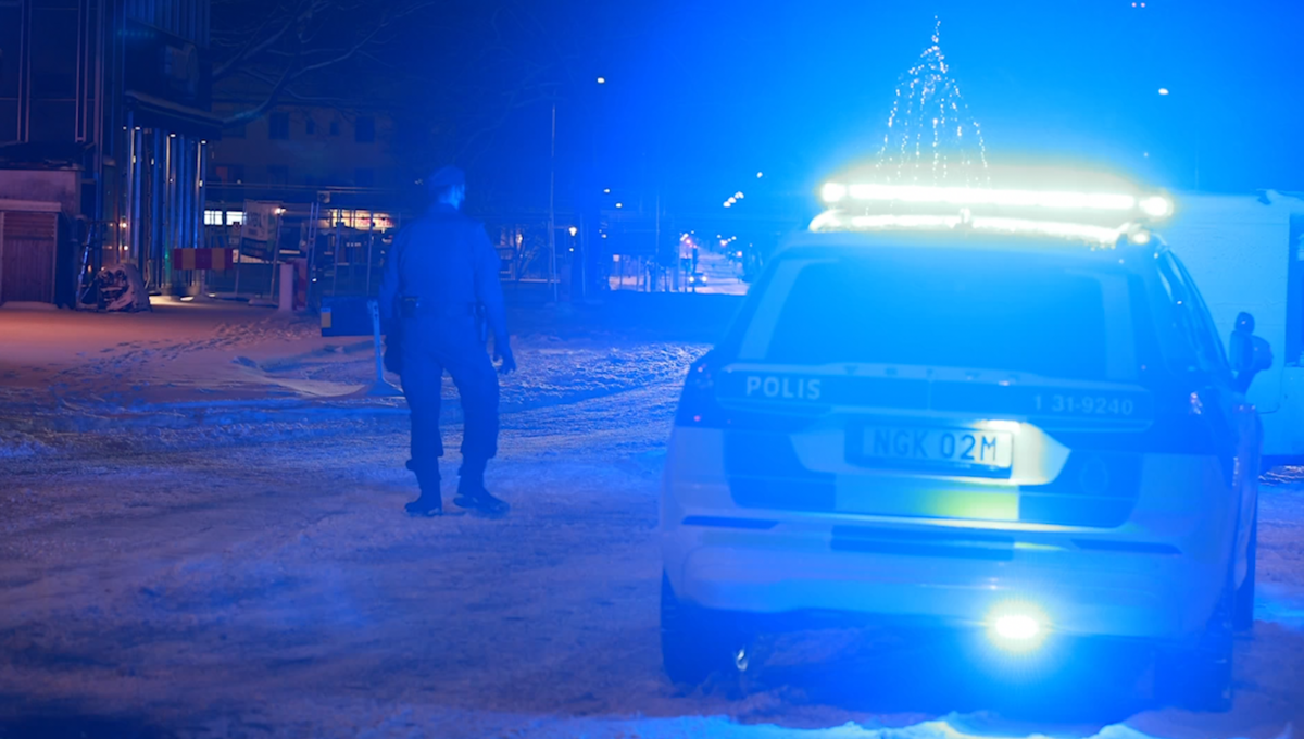 Fotanglar har kastats ut och orsakat punktering på flera bilar i Stockholm.