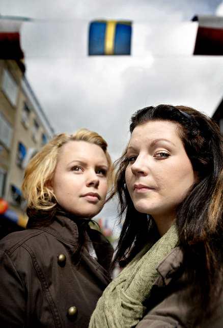 Flygblad Nina Eriksson, 18, och Loiuse Erixon, 17, hjälper Sverigedemokraterna dela ut flygblad utanför skolor i Gävle.