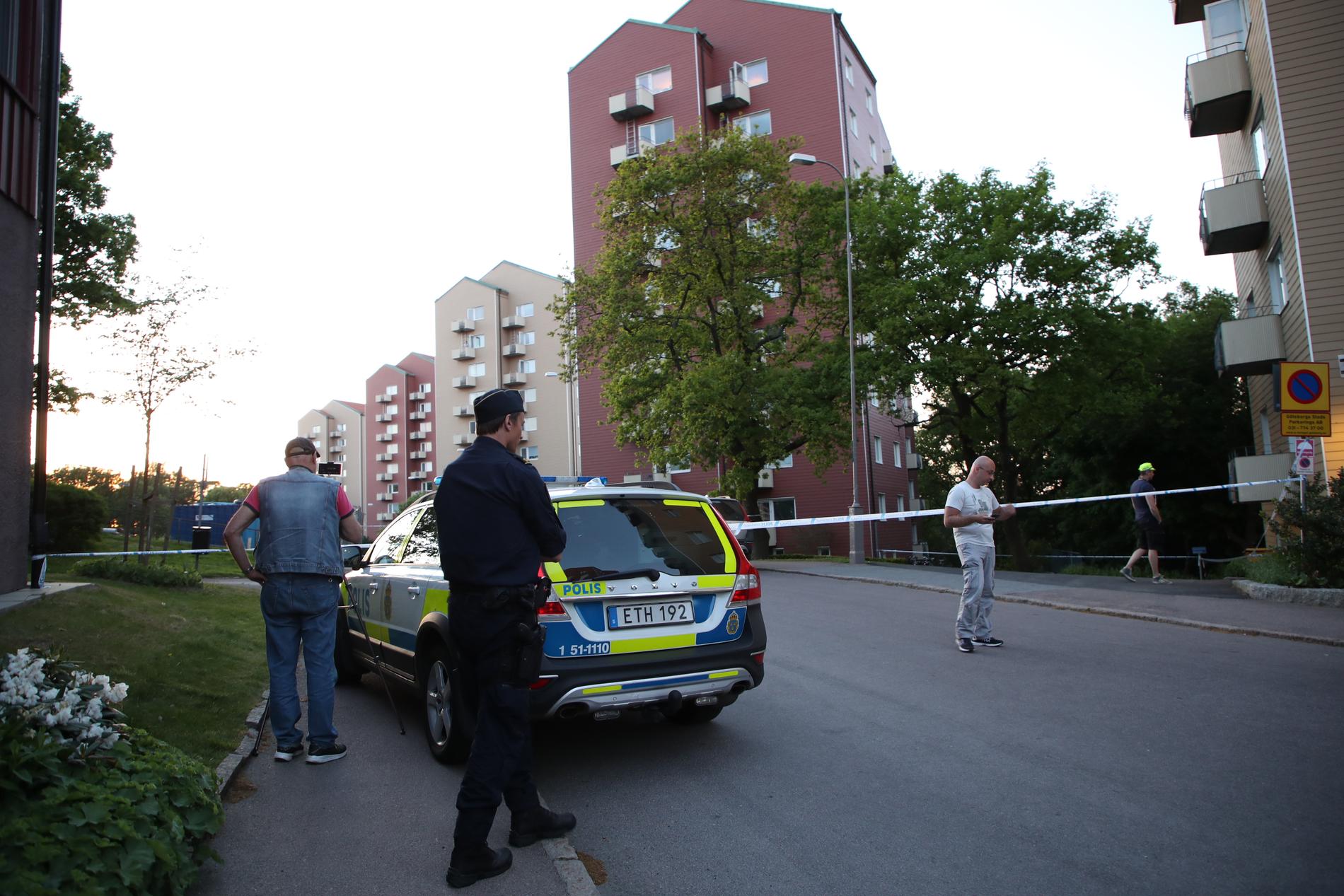 Polisen har spärrat av platsen där en person har skjutits ihjäl i Guldheden i Göteborg.