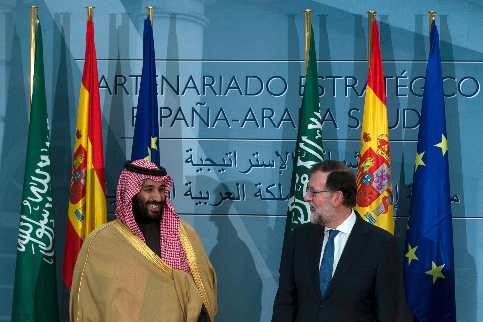 Saudiarabiens kronprins Mohammed bin Salman, till vänster, med Spaniens premiärminister Mariano Rajoy efter deras möte i Madrid under torsdagen.